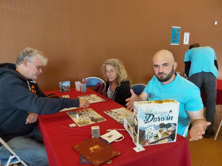 detour-ludique-visiteur-table
